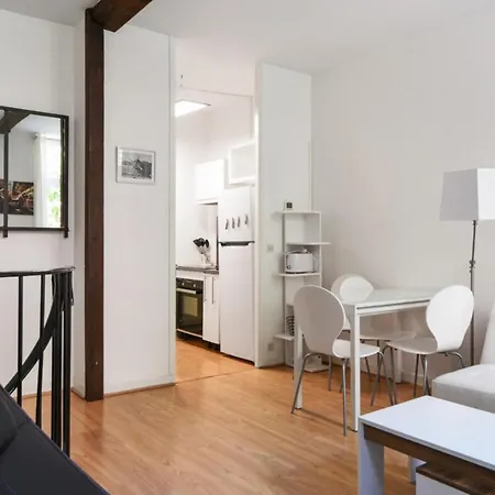 Bright And Charming Two-bedroom Duplex In The Heart Of Old - Welkeys